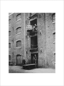 West India Docks 1900: Sugar being hoisted into warehouses