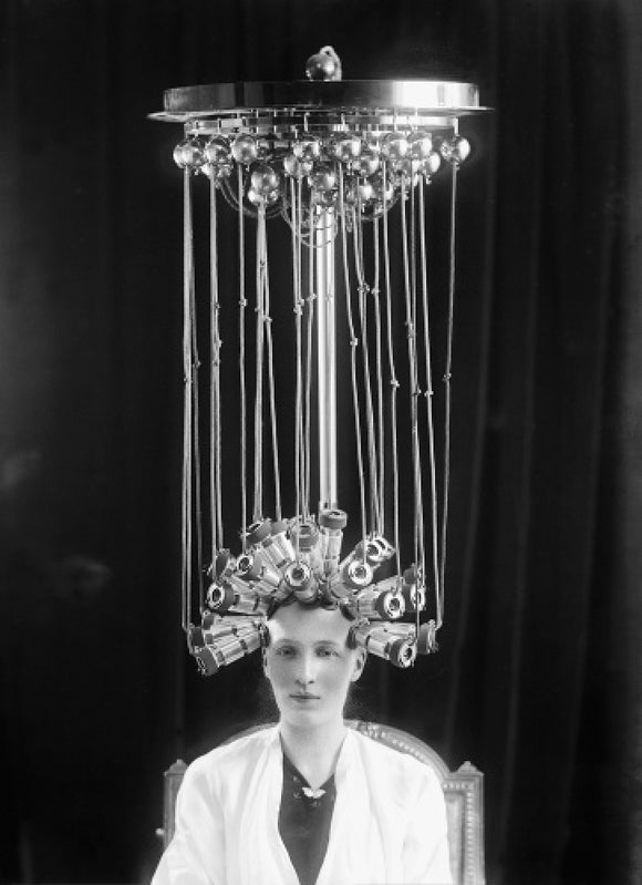 Woman modeling a hairstyle for the hairdresser Eugène Ltd: 1923