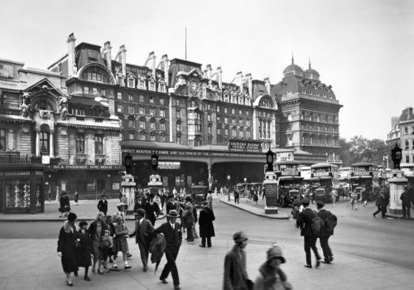Forecourt of Victoria Station: 20th century