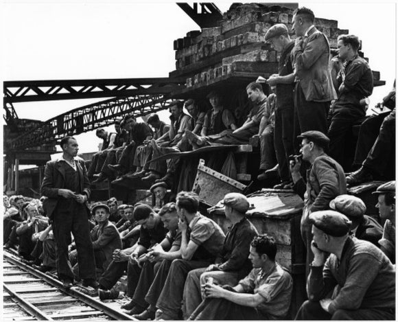 Waterloo Bridge builders union meeting, August 1939
